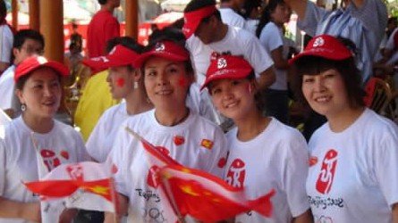 2008奧運(yùn)火炬在蘭州傳遞，歐米茄中國(guó)區(qū)副總裁Carlos先生是第8號(hào)火炬手，蘭州巍雅斯員工啦啦隊(duì)為奧運(yùn)加油